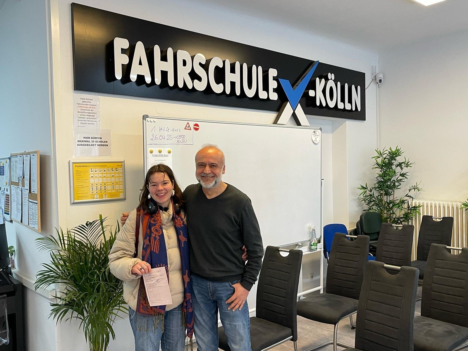 Rasim Künar mit einer Fahrschülerin nach bestandener Prüfung